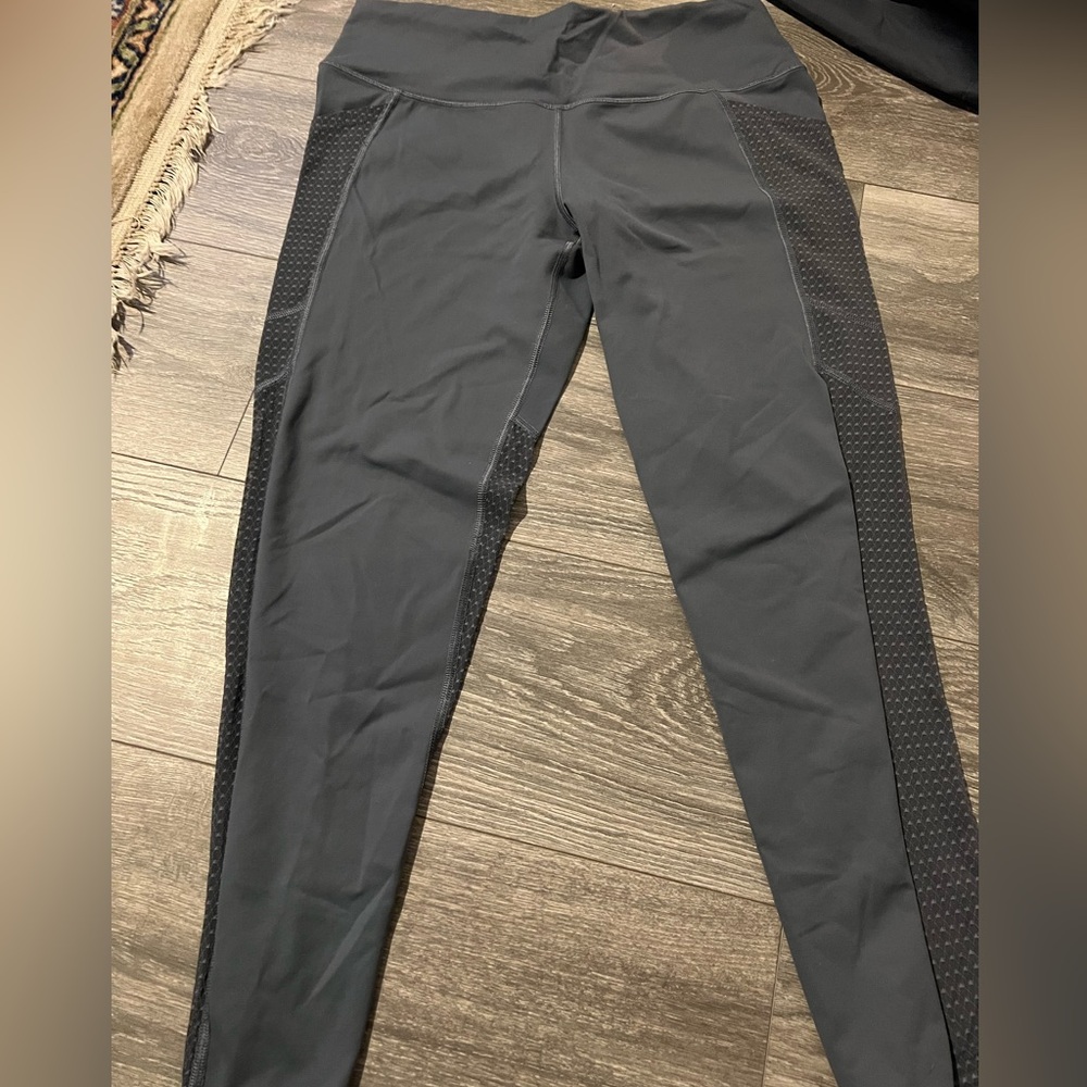 Victoria’s Secret sports knockout mid-rise mesh side pocket leggings Large